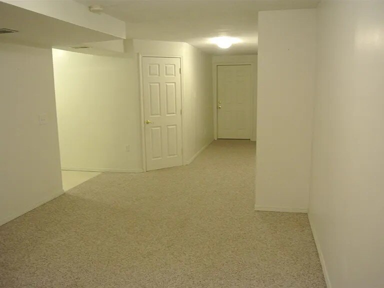 Building Photo - 905 Crestview Ln