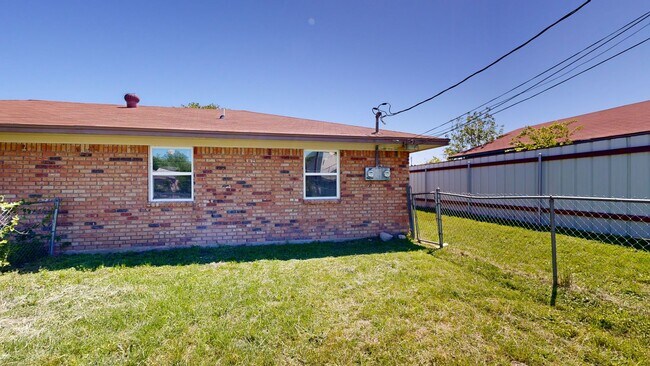 Building Photo - 2 WEEKS FREE RENT! GORGEOUS REMODELED DUPLEX WITH WASHER AND DRYER INCLUDED!