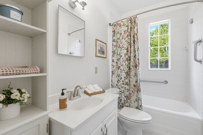 Building Photo - 3319 Pine St