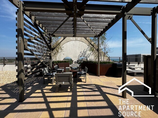 Building Photo - 1323 W Morse Ave