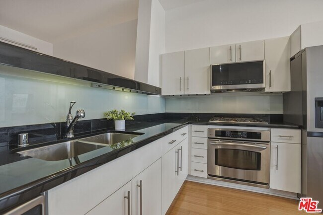 Building Photo - 1100 Wilshire Blvd