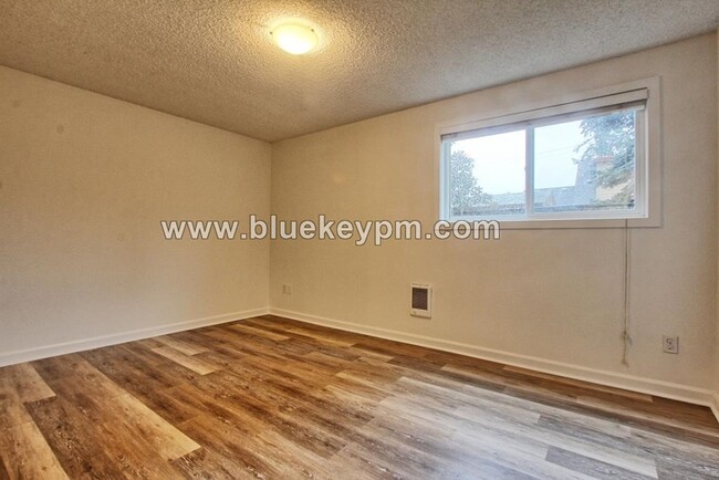 Building Photo - 2 Bed, 1 Bath Triplex in Sellwood-Moreland