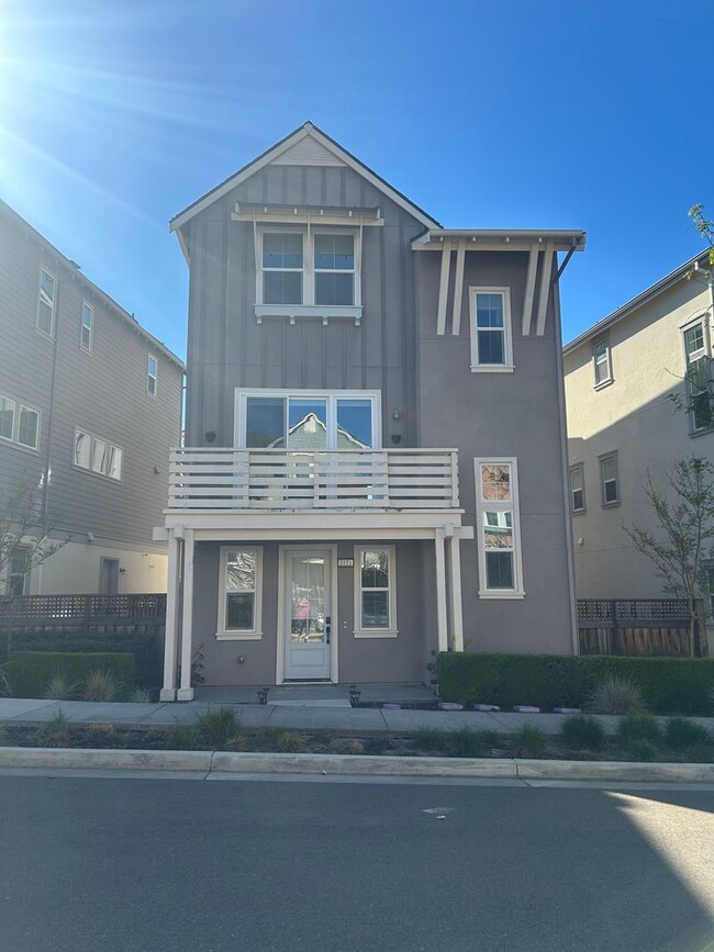 Building Photo - Spacious 3 Bedroom Home in Quiet Neighborhood - Solar Included!