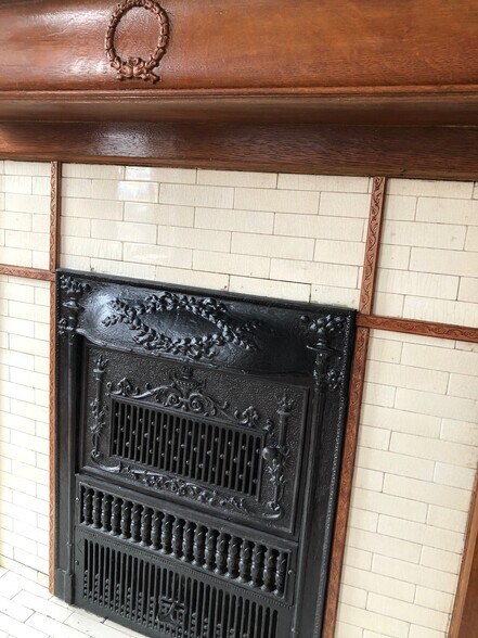 2 antique foux fireplaces - 4210 Langland St