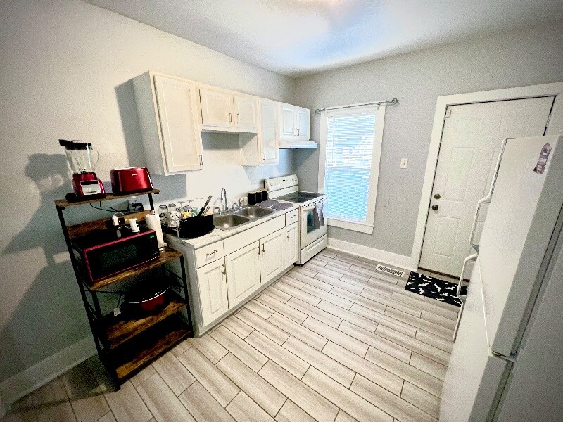 Building Photo - 3004 E Michigan St