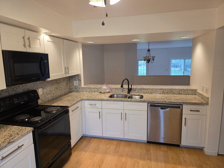 Building Photo - 131 Freedom Ct