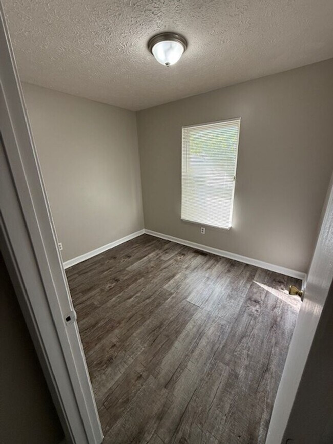 Building Photo - 4 Bedrooms with 2 full baths