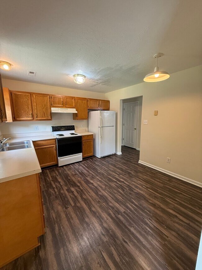 Building Photo - Lovely 4 Bedroom 2.5 Bath Home in convenient West Knox location