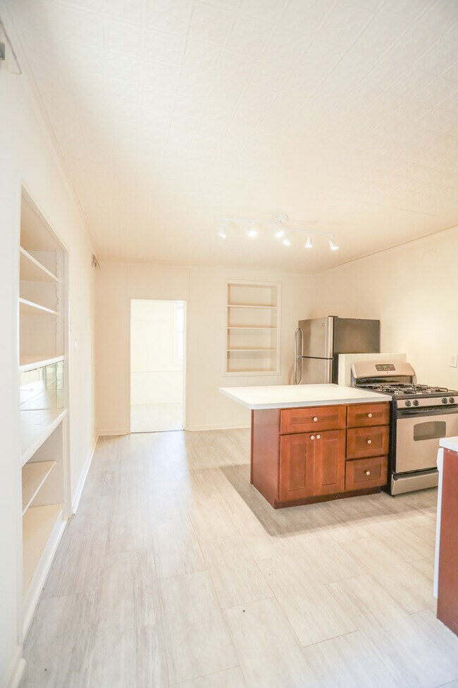 Building Photo - 2315 W School St