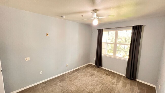 Building Photo - Two Bedroom in Metrowest AVAILABLE NOW!