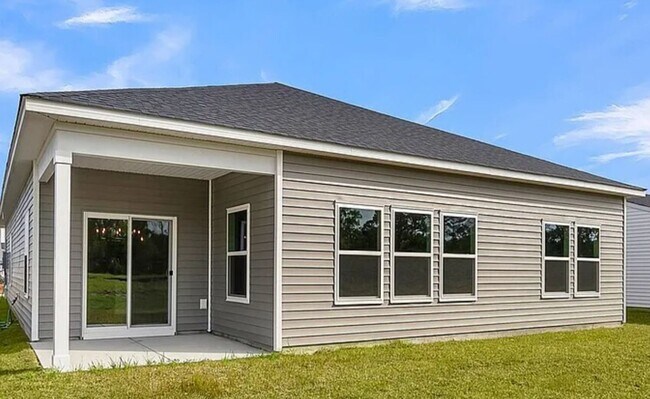 Building Photo - Four bedroom two bath home in Trieste at B...