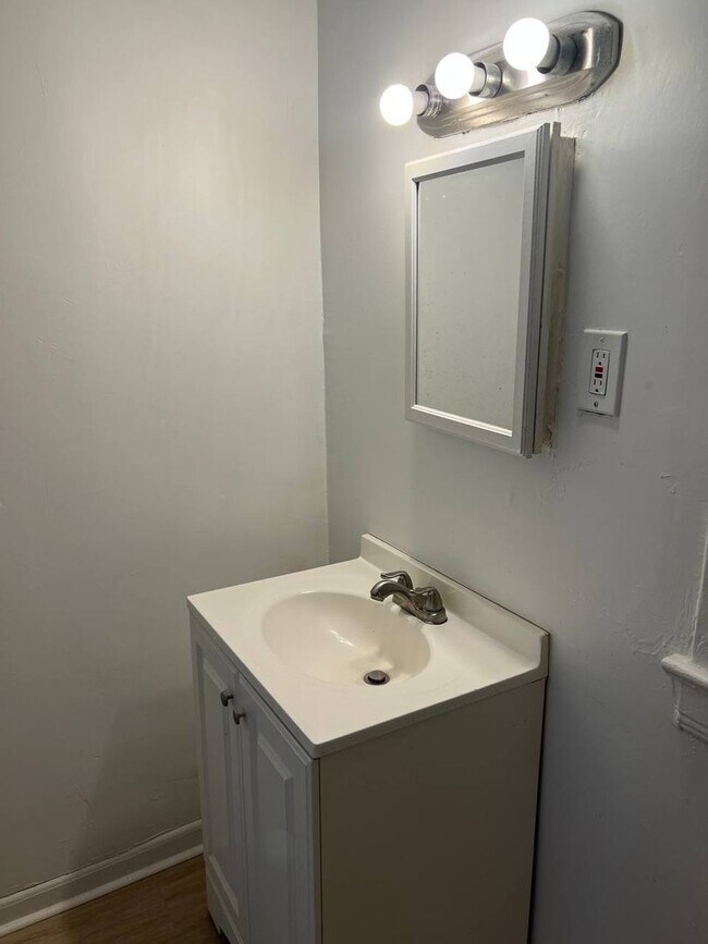 Building Photo - 853 E 155th St