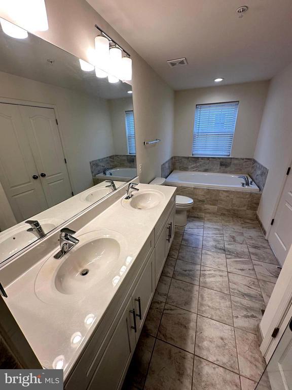 Building Photo - 5331 Greenwich Cir