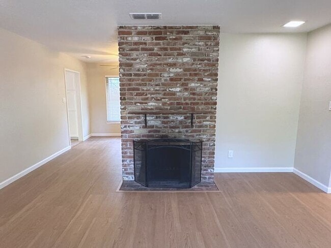 Building Photo - Cute 3 Bedroom Home Close to Shopping