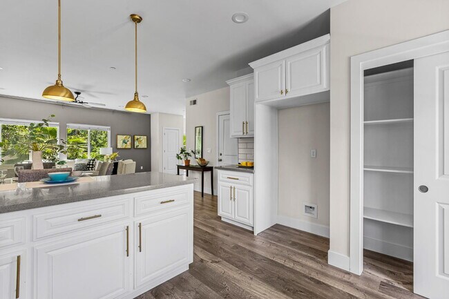 Building Photo - 5965 Hilltop Dr