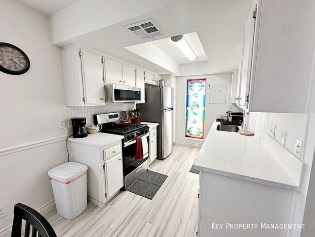 Building Photo - 1405 E Vegas Valley Dr