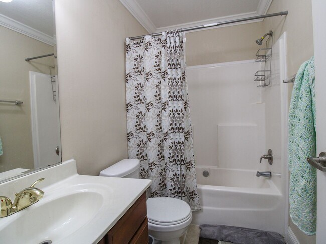 Building Photo - Charming Townhome Close to Downtown Pulaski