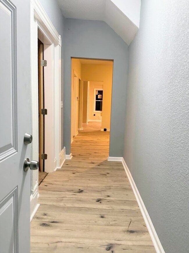 Building Photo - 3027 Garfield Ave