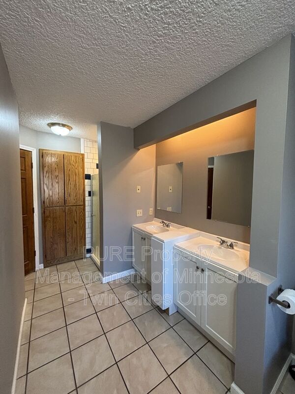 Building Photo - 645 Sullivan Dr NE