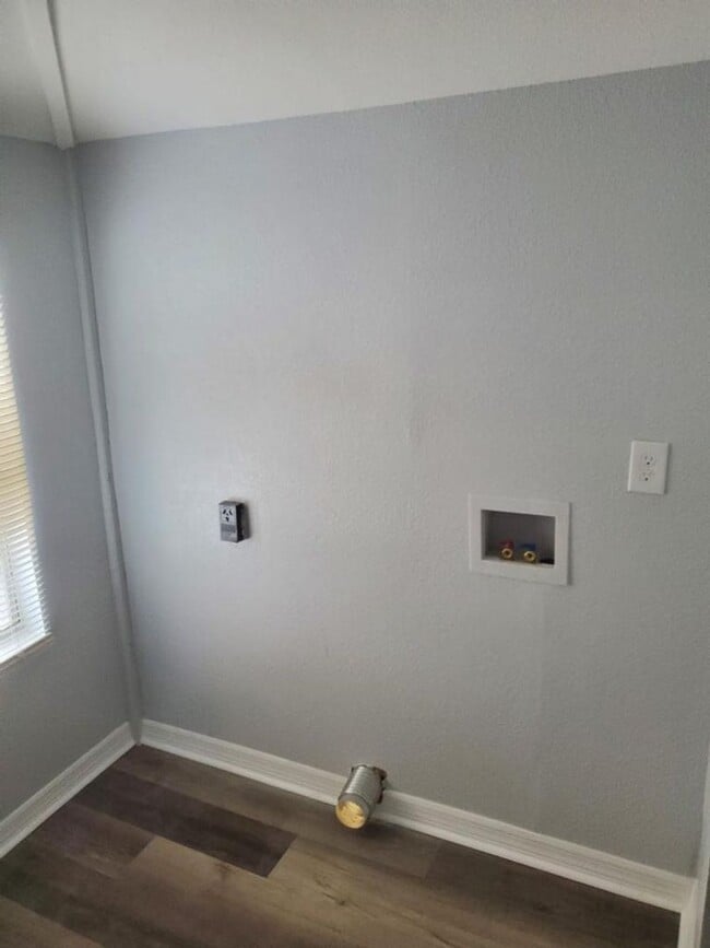 Building Photo - Fully Renovated 3/2 Single Family Ready for Move In!