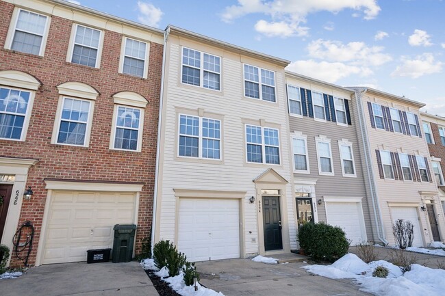 Building Photo - Stunning 3 bed 2.5 bath townhome near King...