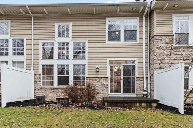 Building Photo - 5825 Crescent Ridge Dr