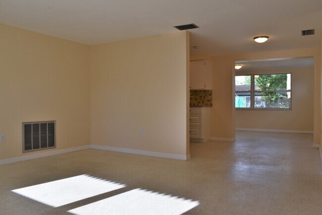 Building Photo - 2 Bedroom 1.5 Bath