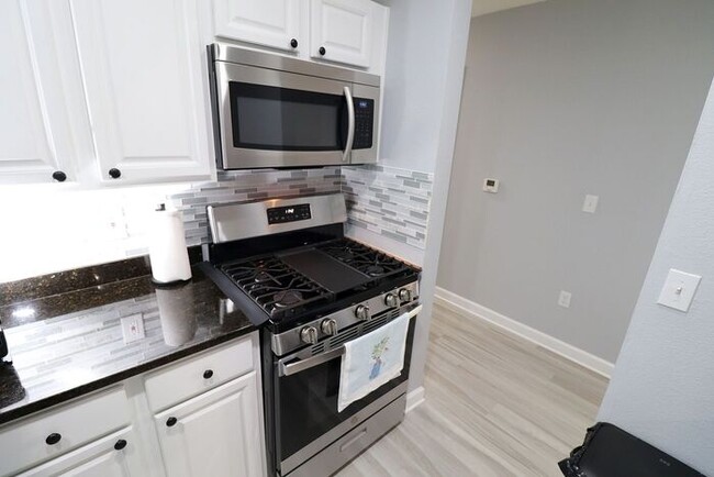 Building Photo - Newly renovated first floor condo! 2 bedrooms