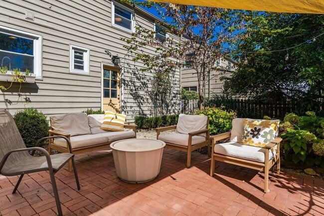 Building Photo - Spacious 4BR Home with Finished Lower Level & Fenced Yard in Upper Arlington