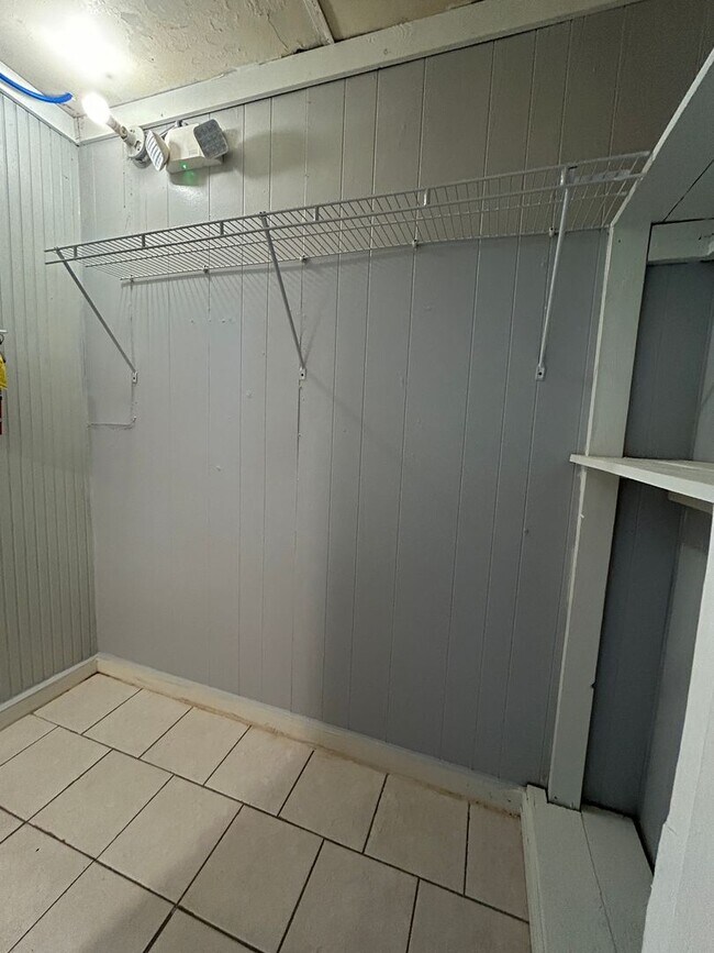 Building Photo - Barry- 1330