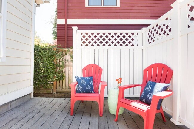 Building Photo - Adorable 1 Bed 1 Bath Cottage, 2 Blocks From Greenlake!