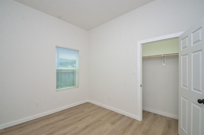 Building Photo - 405 Clearwater St