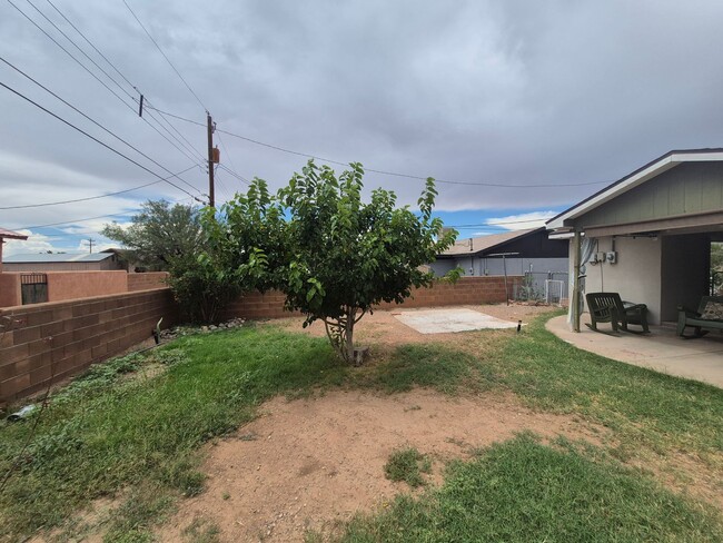 Building Photo - Charming 3 Bedroom 1.5 Bathroom home