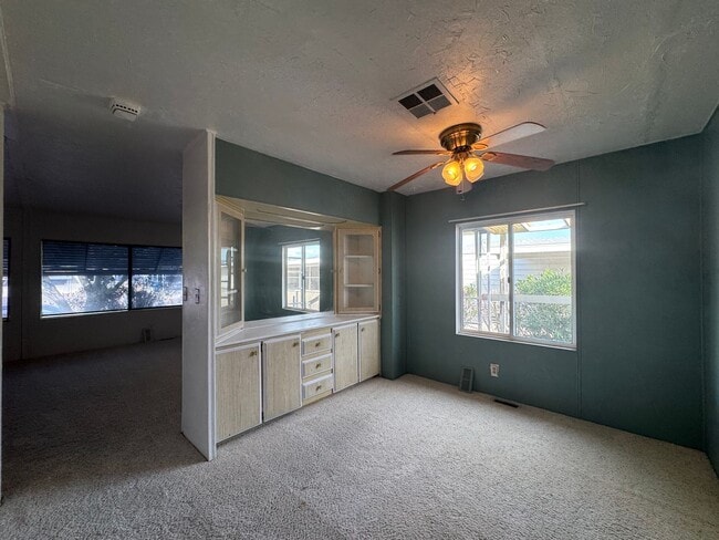 Building Photo - Spacious Rental in Bullhead City