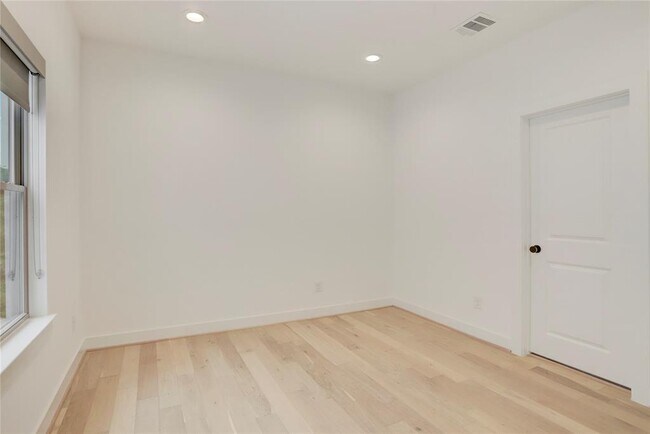 Building Photo - 2715 Drew St