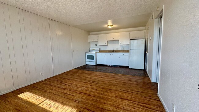 Building Photo - Move-in ready 1-bedroom condo