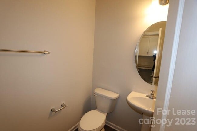 Building Photo - 6130 Cloverdale Dr