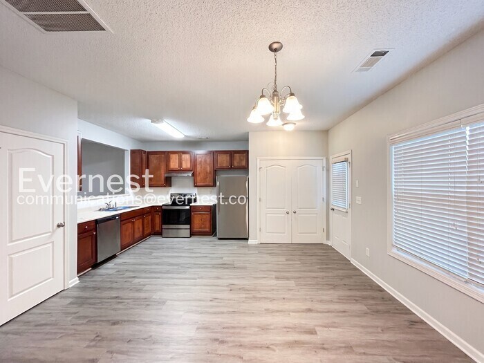 Building Photo - 8640 Thomas Ln