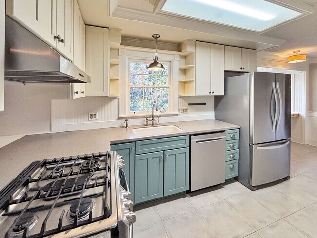 Building Photo - Cozy 4 BR 2 BR House in Piedmont Hills!