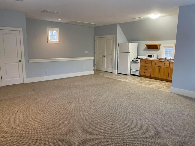Building Photo - One Bedroom One Bath Carriage House for rent