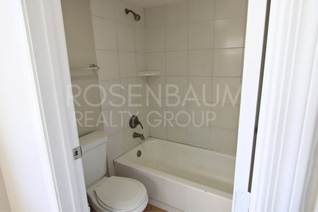 Building Photo - Cute and cozy 2-beds, 2-baths upstairs con...