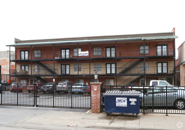 Building Photo - 424 W McDaniel St