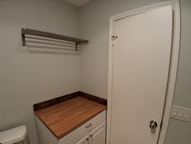 Building Photo - 618 Rollingway Dr