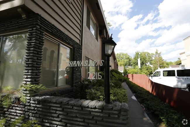 Building Photo - Shanas Apartments