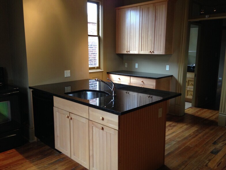 Kitchen - 526 Lockhart St