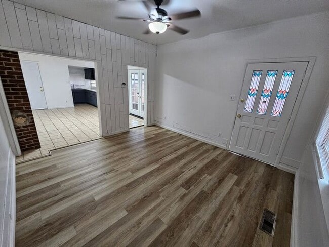 Building Photo - For Rent 2 Bed 1 bath, Plus basement, Duplex Home for rent