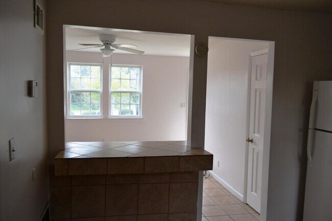 Building Photo - Apartment for Rent