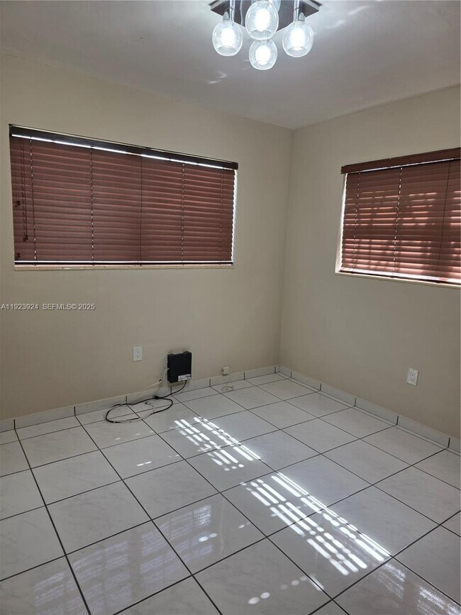 Building Photo - 1560 W 53rd Terrace