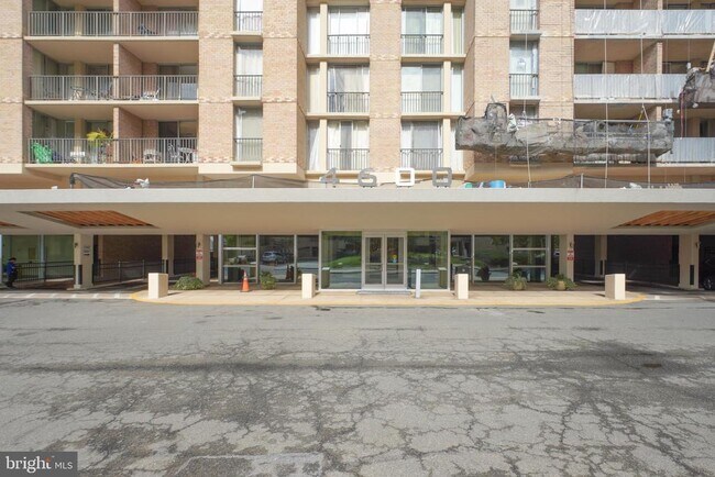 Building Photo - 4600 S Four Mile Run Dr