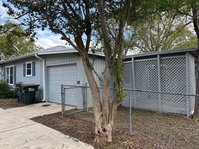 Building Photo - 1802 Vine St